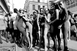 arthur-elgort-models-after-the-azzedine-alaia-fashion-show-paris-1986-courtesy-of-arthur-elgort-and-staley-wise-gallery.thumb.jpg.3dc5d0873083e7b0959cbb73668636ae.jpg