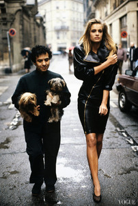 azzedine-alac3afa-holding-his-two-yorkshire-terrierspatapouf-and-wabo-walking-in-a-paris-street-with-derique-van-der-wal-arthur-elgort-vogue-february-1986.thumb.jpg.345acc5c46b0d7920064253fd2068eca.jpg
