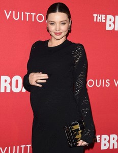 batch_3852439-miranda-kerr-au-vernissage-de-l-expositi-950x0-2.jpg