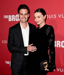 batch_miranda-kerr-evan-spiegel-cuddles-her-baby-bump-at-louis-vuitton-event-02.jpg