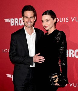 batch_miranda-kerr-evan-spiegel-cuddles-her-baby-bump-at-louis-vuitton-event-02.jpg