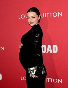 batch_miranda-kerr-evan-spiegel-cuddles-her-baby-bump-at-louis-vuitton-event-05.jpg