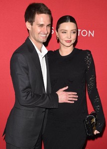 batch_miranda-kerr-evan-spiegel-cuddles-her-baby-bump-at-louis-vuitton-event-07.jpg