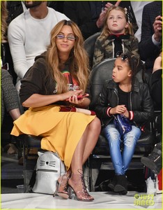 beyonce-blue-ivy-all-star-game-05.jpg