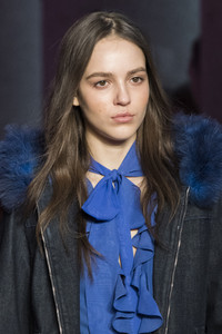 blumarine-clp-rf18-0134.thumb.jpg.21d0f55f0ad35c4a89794b04a49ede6c.jpg
