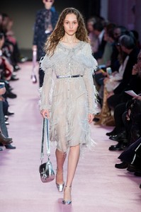 blumarine-rf18-0316.thumb.jpg.0ad7fd8dba174820d58fe510968af282.jpg