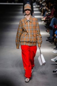 burberry-spring-2018-the-impression-017.thumb.jpg.f19fcdcddd22555525149bc1b03c0590.jpg