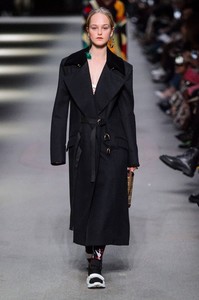 burberry-spring-2018-the-impression-042.thumb.jpg.66f7d54f788dad50f813a3be395c1710.jpg