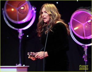 caitlyn-jenner-receives-beauty-icon-awards-at-xpose-benefit-awards-show-11.jpg