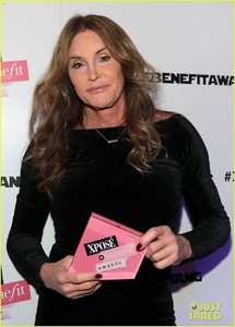 caitlyn-jenner-receives-beauty-icon-awards-at-xpose-benefit-awards-show-13.jpg