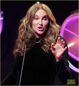 caitlyn-jenner-receives-beauty-icon-awards-at-xpose-benefit-awards-show-15.jpg