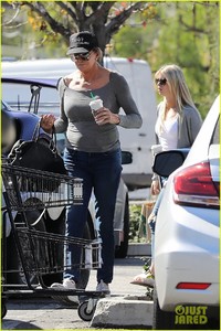 caitlyn-jenner-sophia-hutchins-starbucks-race-track-2018-01.jpg