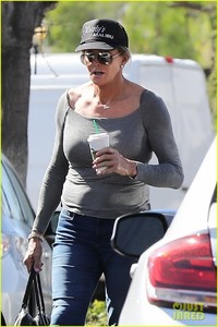 caitlyn-jenner-sophia-hutchins-starbucks-race-track-2018-05.jpg