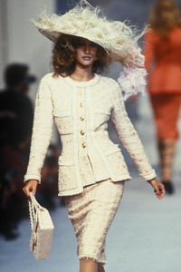 chanel-hc-ss-1992-2.thumb.jpg.fff6369f8f4ba1b97c2d9c8834e2f1c0.jpg