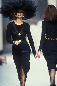 chanel-hc-ss-1992-4.thumb.jpg.3c2ef25cecafad0a10db705ca9386847.jpg