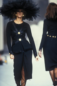 chanel-hc-ss-1992-5.thumb.jpg.0214d2add2b11b198b84cf8f099eeda9.jpg