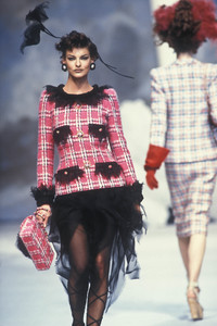 chanel-hc-ss-1992-7.thumb.jpg.9368e8493613f417cea9617e0dd868ad.jpg