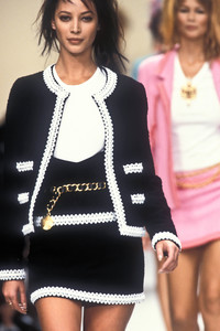 chanel-ss-1994-8.thumb.jpg.e61361f2ee00b36f6d69afbb3debf395.jpg