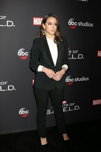 chloe-bennet-agents-of-s.h.i.e.l.d.-100th-episode-party-in-la-4.thumb.jpg.ab898f90b25553cc4f95ab38a8988236.jpg