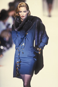 chloe-fw-1992-6.thumb.jpg.13e8038e5250a8908e93622a3c04e003.jpg