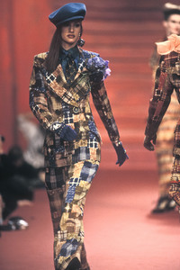 christian-lacroix-fw-1992-10.thumb.jpg.fc13344a09e6921864a15bdb47b3d443.jpg