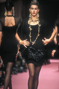 christian-lacroix-ss-1992-5.thumb.jpg.89f020875f3214c3836707ecec1aea14.jpg