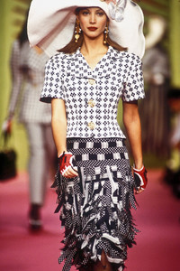 christian-lacroix-ss-1993-12.thumb.jpg.dce2c531ab5d0e945f35aac1855cb0f2.jpg