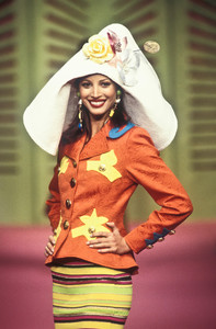 christian-lacroix-ss-1993-3.thumb.jpg.c3a8c2a3e9fb2e0ad35bff8586bd2532.jpg