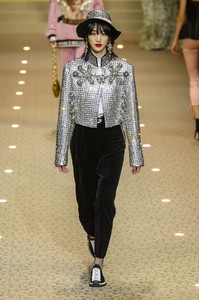 dolce-e-gabb-rf18-0822.thumb.jpg.c5d398ff6f15c852147ad19b0a0ac569.jpg
