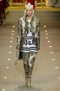 dolce-e-gabb-rf18-1426.thumb.jpg.cc0a939de0aa2322c477e9cd885ce4ed.jpg