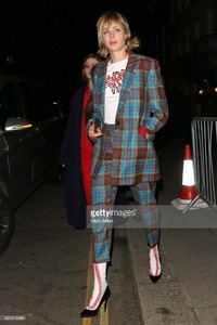 edie_britishvogue_party_18feb18_gettyimages_1.thumb.jpg.5b85ceab1215f0e0308399352b5088ff.jpg