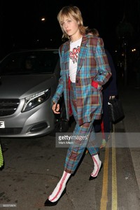edie_britishvogue_party_18feb18_gettyimages_2.thumb.jpg.90aa06b919de14bb2c7509f8a5102ec1.jpg