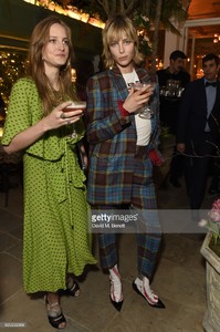 edie_britishvogue_party_18feb18_gettyimages_3.thumb.jpg.3683d6c2a999b65232b7ac6c61130ea0.jpg