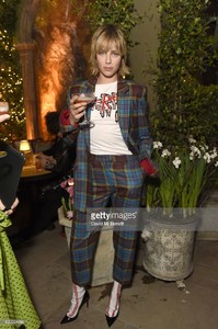 edie_britishvogue_party_18feb18_gettyimages_4.thumb.jpg.ee98cf893d7e2607e1d2e31600f6d7df.jpg
