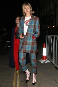 edie_britishvogue_party_18feb18_harpersbazaar.thumb.jpg.428611b4abfe16813985b1d7d2adad44.jpg