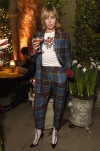edie_britishvogue_party_18feb18_tatler.thumb.jpg.14610b328ff5593a90a3dec4cb329147.jpg