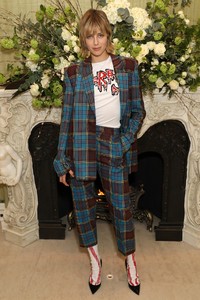 edie_britishvogue_party_18feb18_vogue.thumb.jpg.71e4437ec2c624caad122bb50e4c86a7.jpg