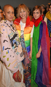 edie_burberry_feb18_elle_1.thumb.jpg.3a9333beaf0d2d113620b9e0f9e64b4e.jpg
