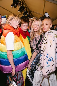 edie_burberry_feb18_vogue_2.thumb.jpg.00f1e5536339ae3d5c546f171acadf44.jpg