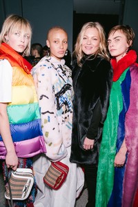 edie_burberry_feb18_vogue_3.thumb.jpg.8ab49984b921bce4cbed20fb71bdf31d.jpg