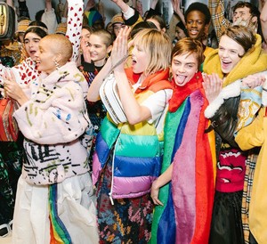 edie_burberry_feb18_voguemagazine.thumb.jpg.9b7cee33bf680f80834cfa9713365c26.jpg