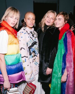 edie_burberry_feb18_voguerunway.thumb.jpg.35206e48bf708c7317d42d832b99239f.jpg
