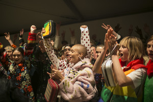 edie_burberry_feb18_wwd_6.thumb.jpg.fdcd5bc2fa0d04a8a5916855af4703cd.jpg