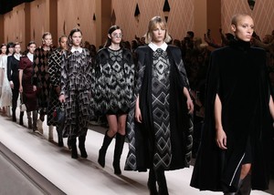 edie_fendi_aw18_fendi.thumb.jpg.e7eb2b13e4543ef0d4d80b9e8e31d7d6.jpg
