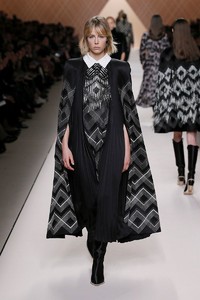 edie_fendi_aw18_fendi_1.thumb.jpg.05d6e9f880ecf1f68b03b5c9ad34b4ad.jpg