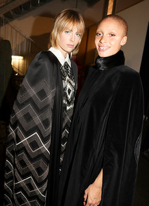edie_fendi_aw18_fendi_2.thumb.jpg.0b234b01d0ad174b03044a1abf2b5917.jpg