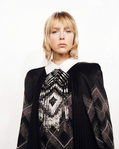edie_fendi_aw18_harrisontsui.thumb.jpg.8ef65e76ae50e7b75594a1ab1fe6db17.jpg