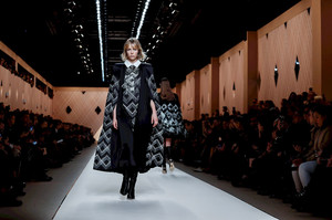 edie_fendi_aw18_nowfashion_1.thumb.jpg.b9fcbf12b199fe53f4121b6cb8e2990c.jpg