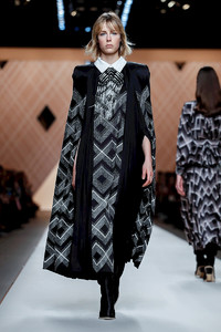 edie_fendi_aw18_nowfashion_2.thumb.jpg.570e637f11b4e8f36789e8431a996cef.jpg