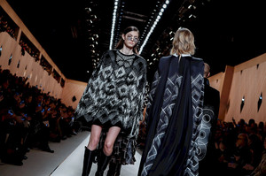 edie_fendi_aw18_nowfashion_4.thumb.jpg.51f7e6f02c3afe42a7c70206e3f67c9b.jpg